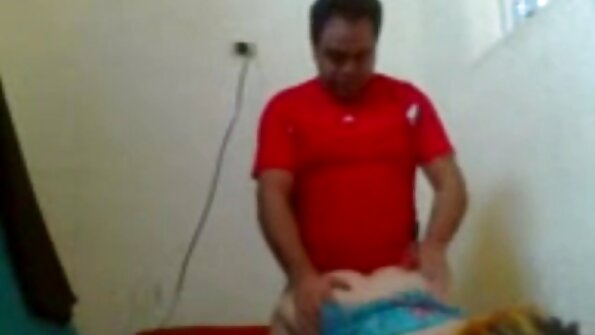 Două maseuze fierbinți și un maseur - un bărbat corporatist la mamici paroase casa lui Madison.