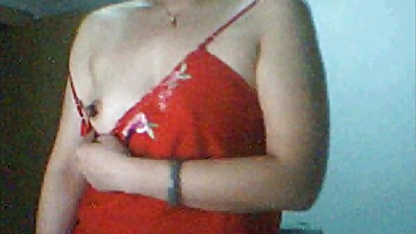 Busty Masha fulgeră grase paroase cu fundul și sânii ei delicioase.