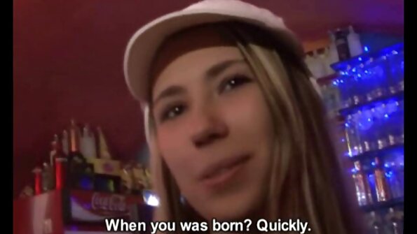 Mami apetisante îl conduce pe tip porno cu paroase în dormitor pentru un membru.